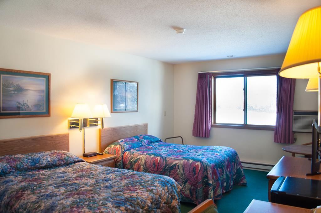 Cobblestone Inn & Suites - Merrill エクステリア 写真