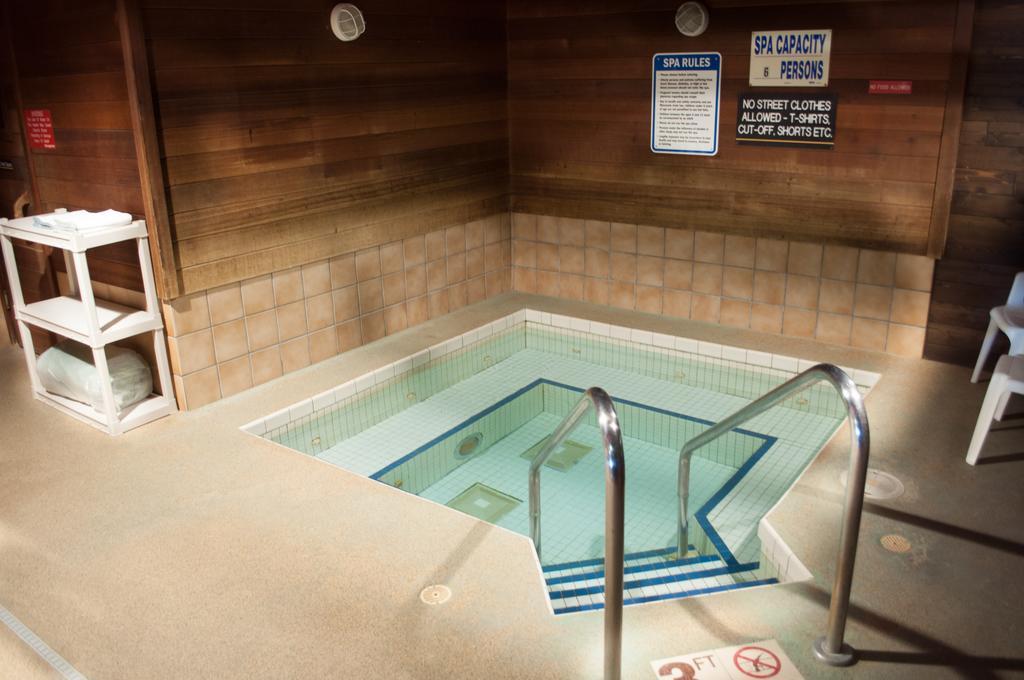 Cobblestone Inn & Suites - Merrill エクステリア 写真