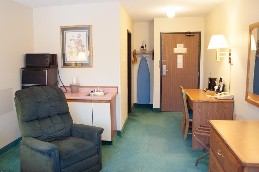 Cobblestone Inn & Suites - Merrill エクステリア 写真